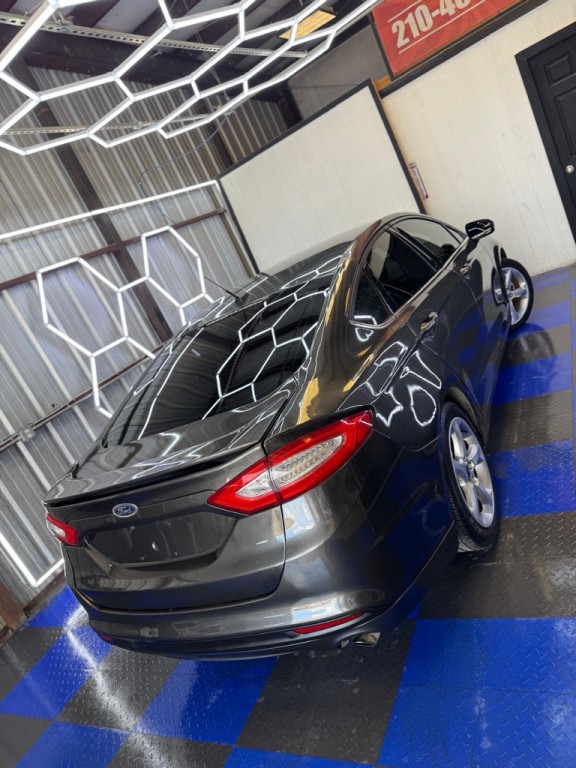 2016 Ford Fusion Image 24