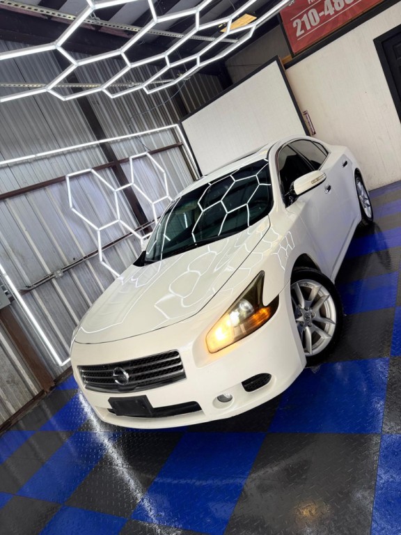 2010 Nissan Maxima Image 1