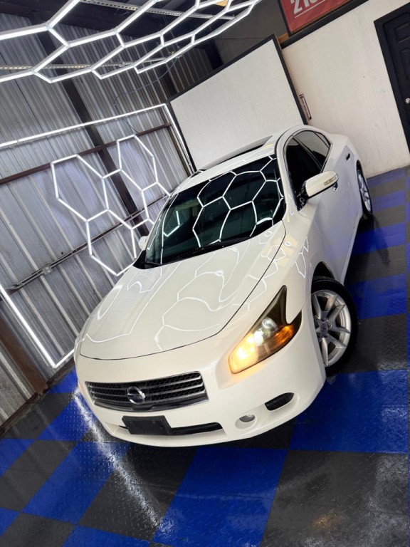 2010 Nissan Maxima Image 2