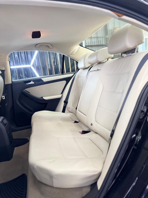 2011 Volkswagen Jetta Image 40