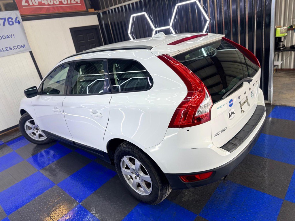 2011 Volvo XC60 Image 24