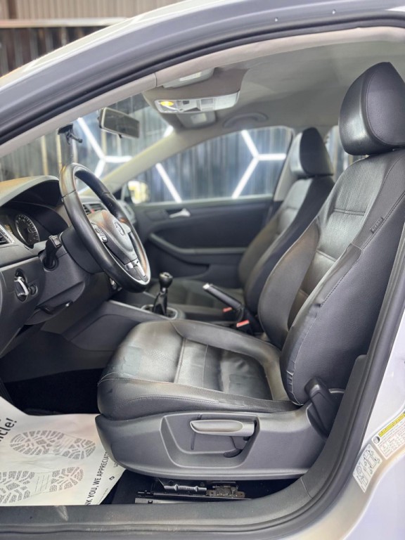 2012 Volkswagen Jetta Image 35