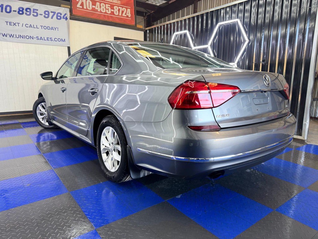 2016 Volkswagen Passat Image 30