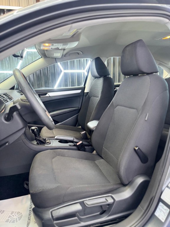 2016 Volkswagen Passat Image 31