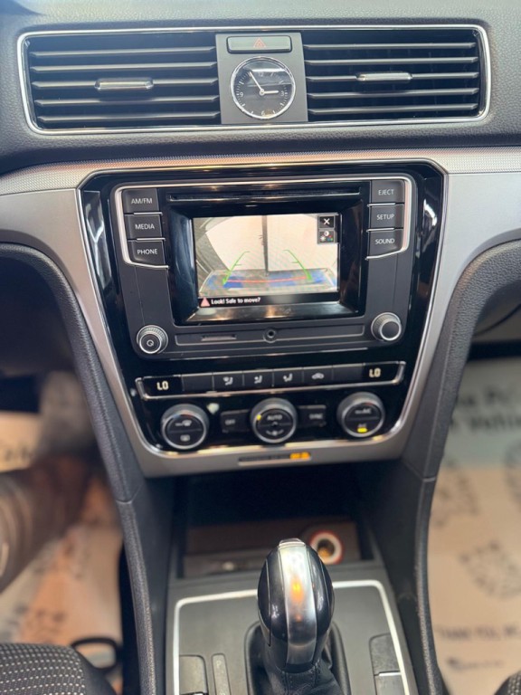 2016 Volkswagen Passat Image 36