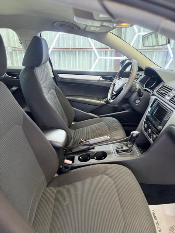 2016 Volkswagen Passat Image 40