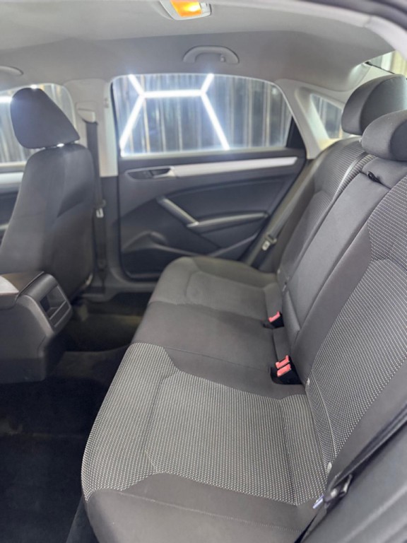 2016 Volkswagen Passat Image 42