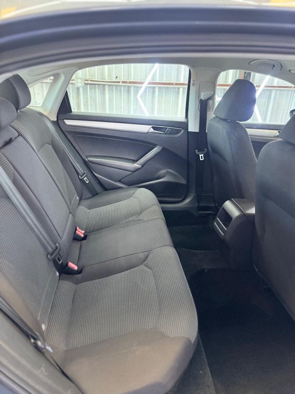 2016 Volkswagen Passat Image 44