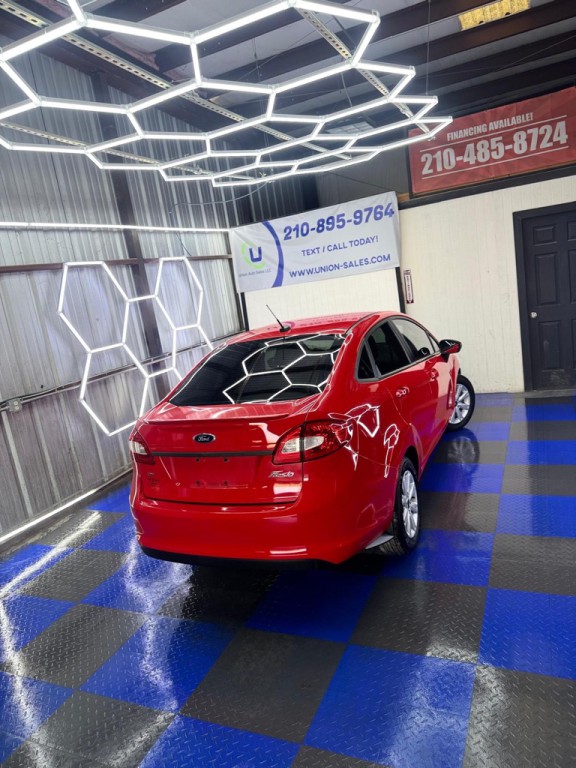 2013 Ford Fiesta Image 18