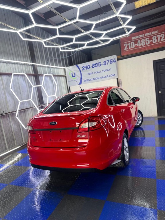 2013 Ford Fiesta Image 21