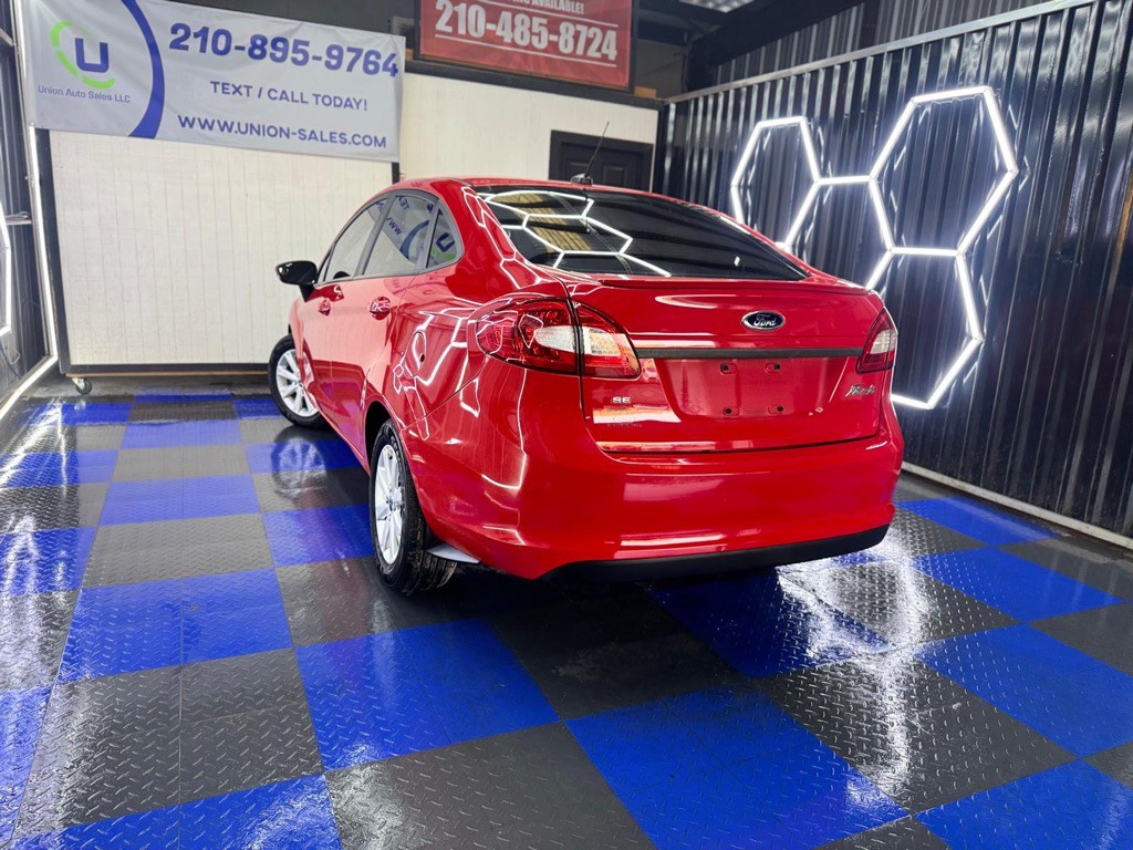 2013 Ford Fiesta Image 24