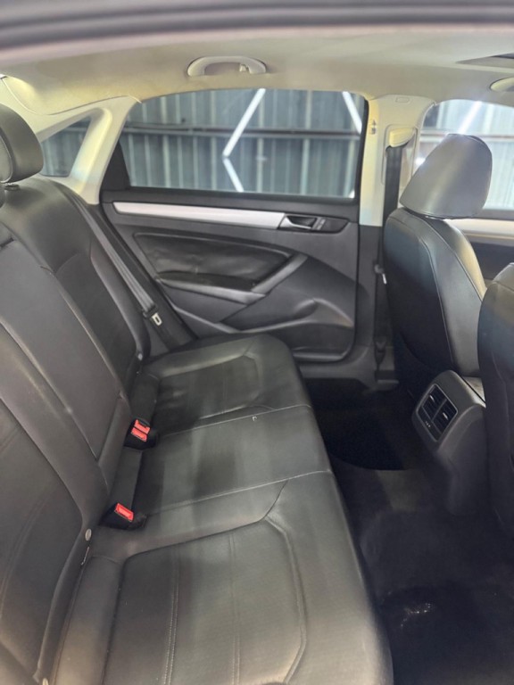 2013 Volkswagen Passat Image 29
