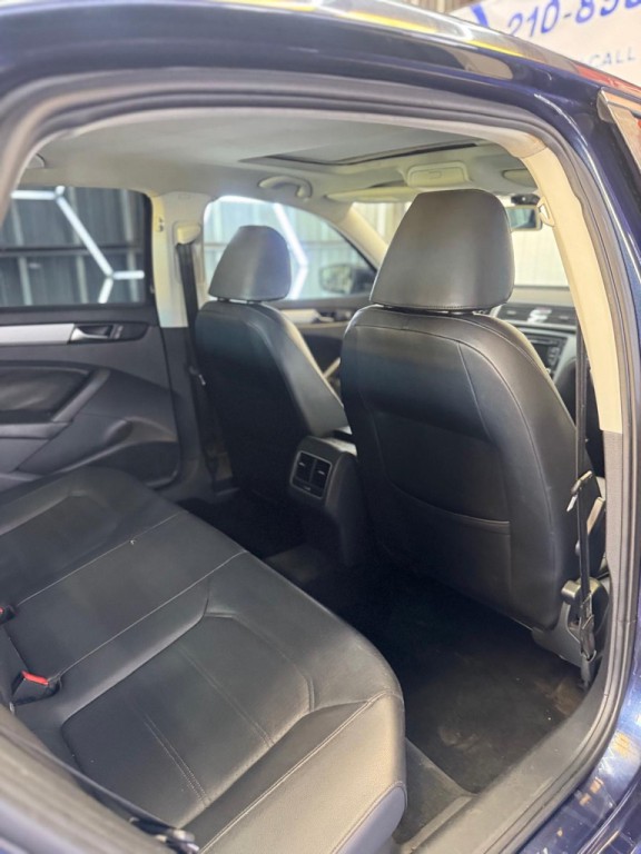 2013 Volkswagen Passat Image 30