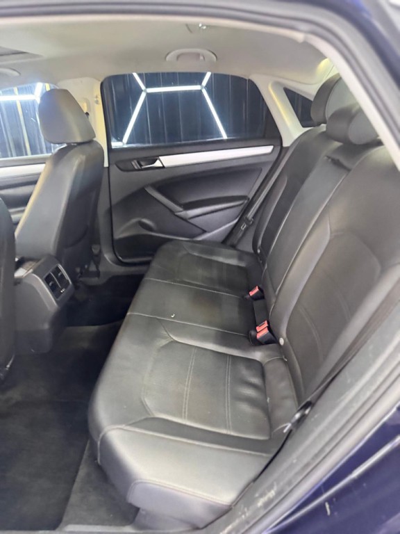 2013 Volkswagen Passat Image 32