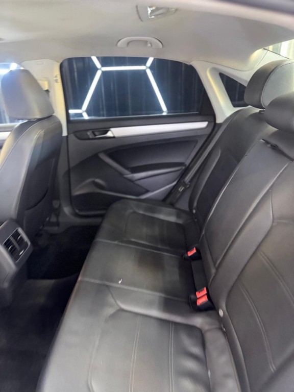 2013 Volkswagen Passat Image 36