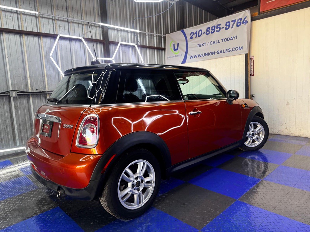 2011 MINI Cooper Image 11