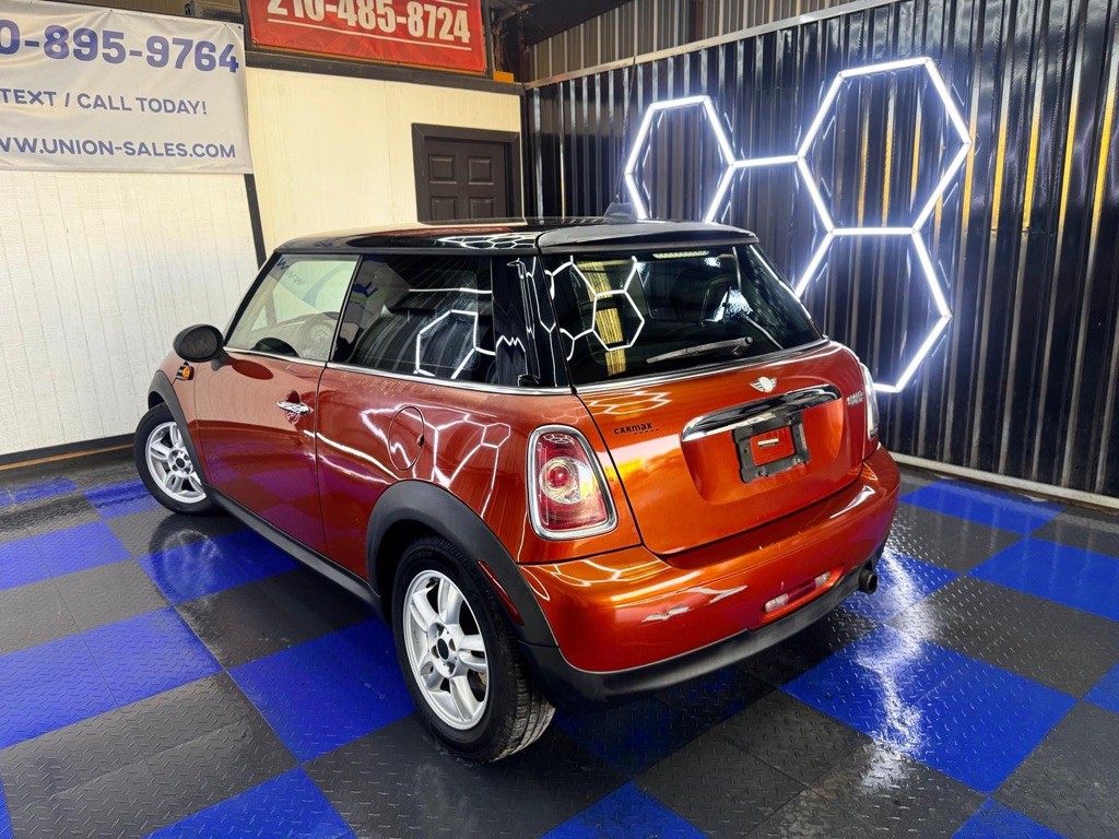 2011 MINI Cooper Image 16