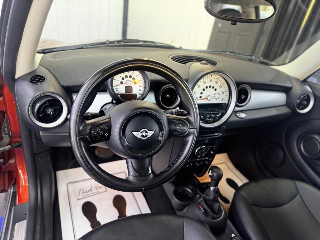 2011 MINI Cooper Image 22