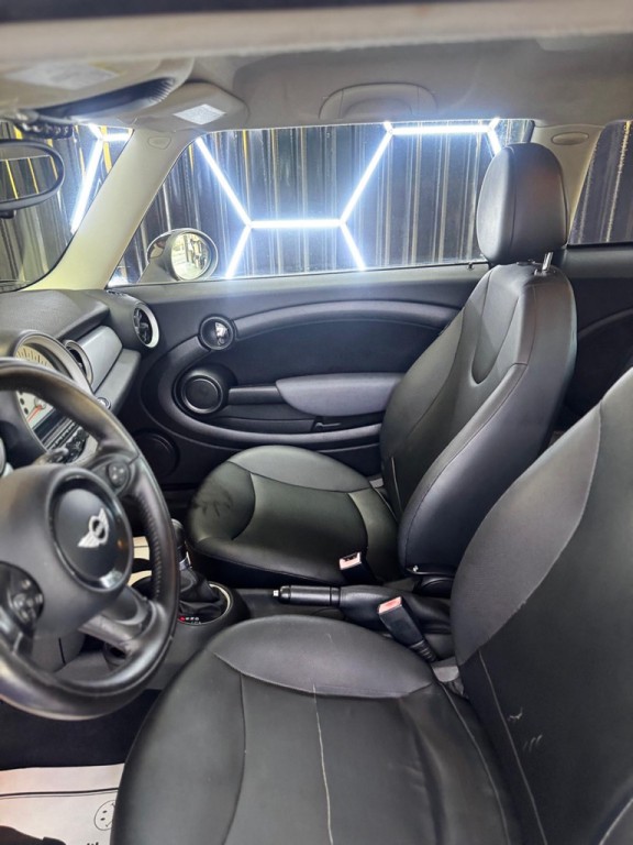 2011 MINI Cooper Image 23