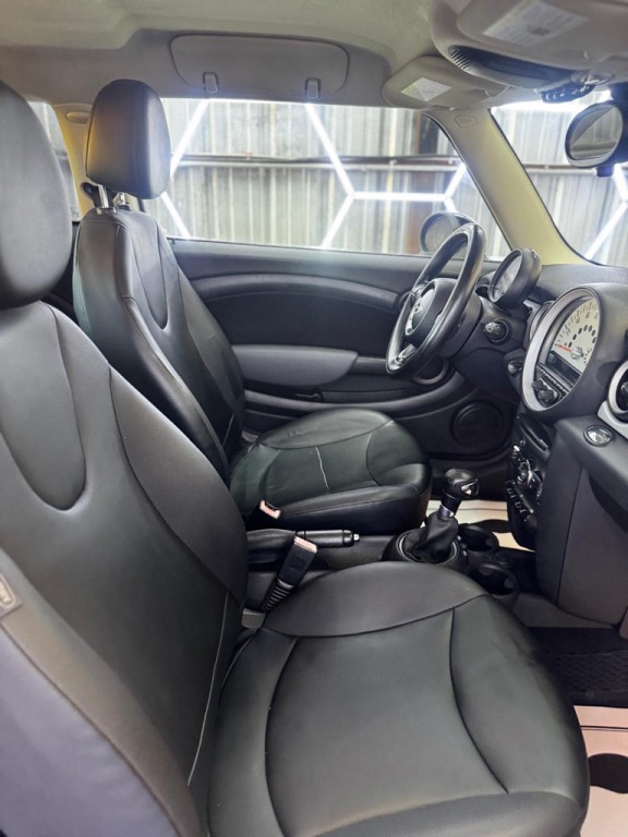 2011 MINI Cooper Image 24