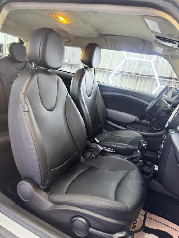 2011 MINI Cooper Image 26