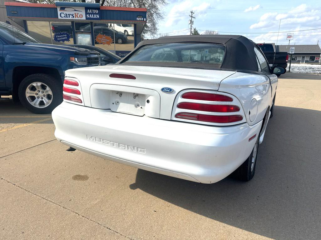 1994 Ford Mustang Image 4