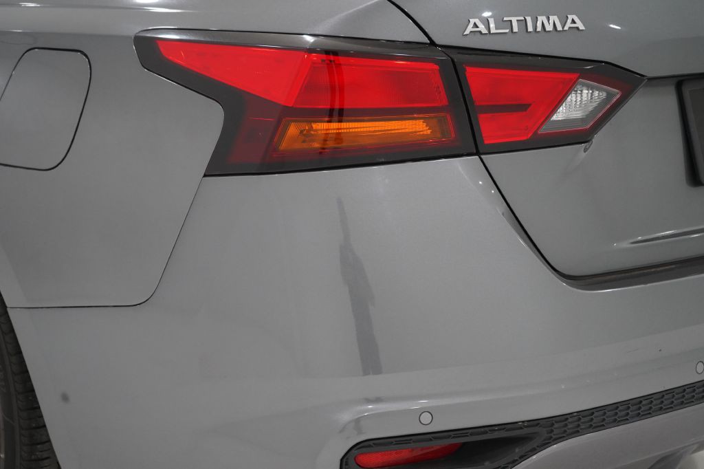 2021 Nissan Altima Image 11