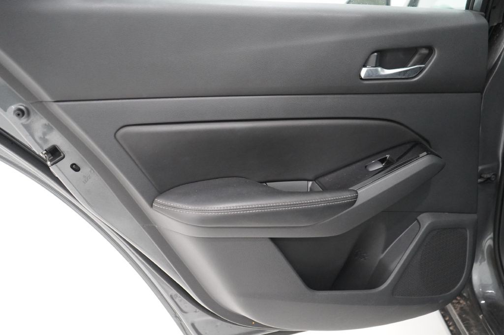2021 Nissan Altima Image 17