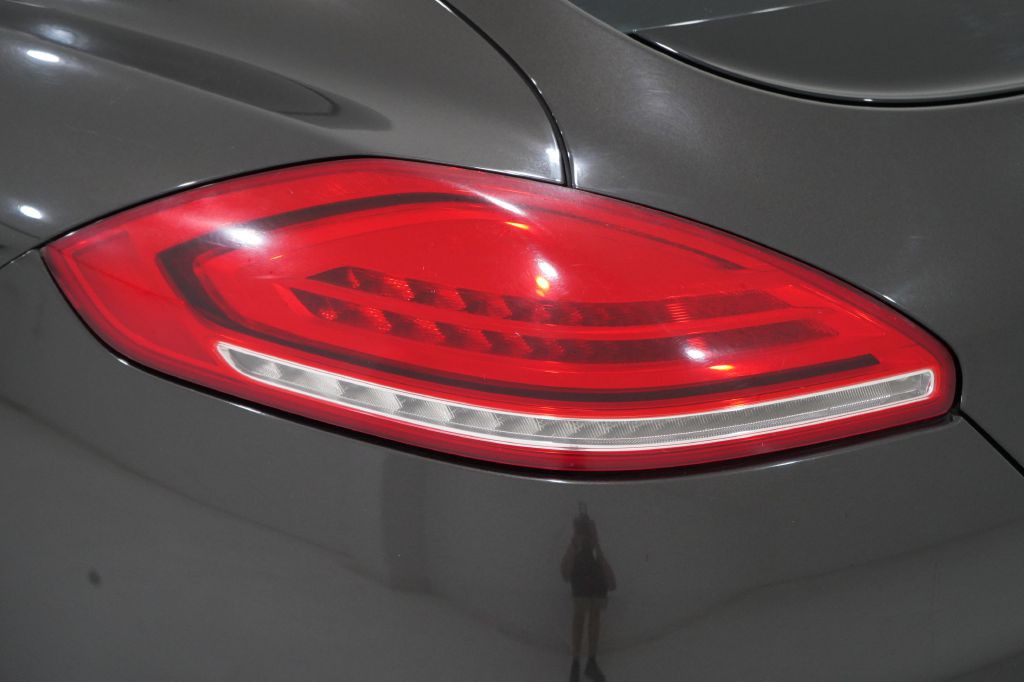 2015 Porsche Panamera Image 10
