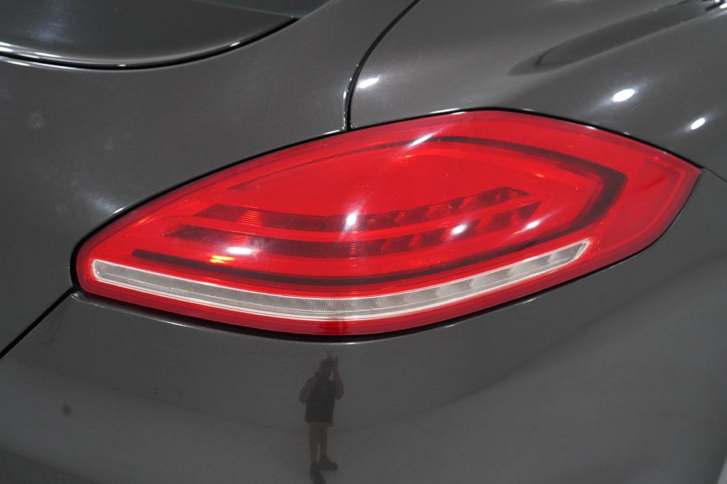 2015 Porsche Panamera Image 12