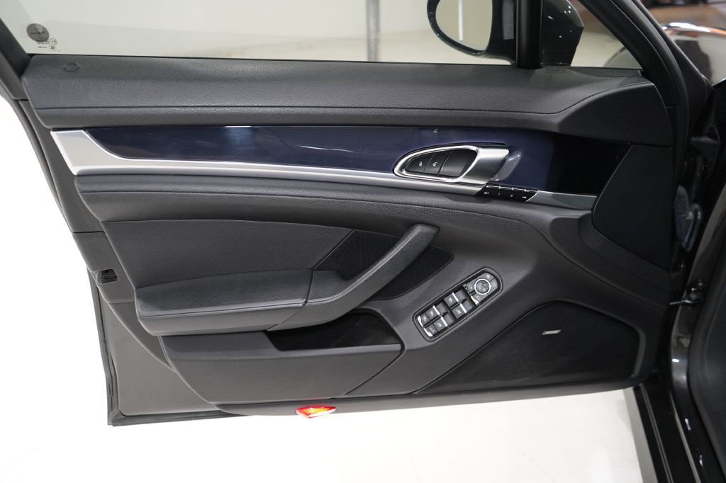 2015 Porsche Panamera Image 14