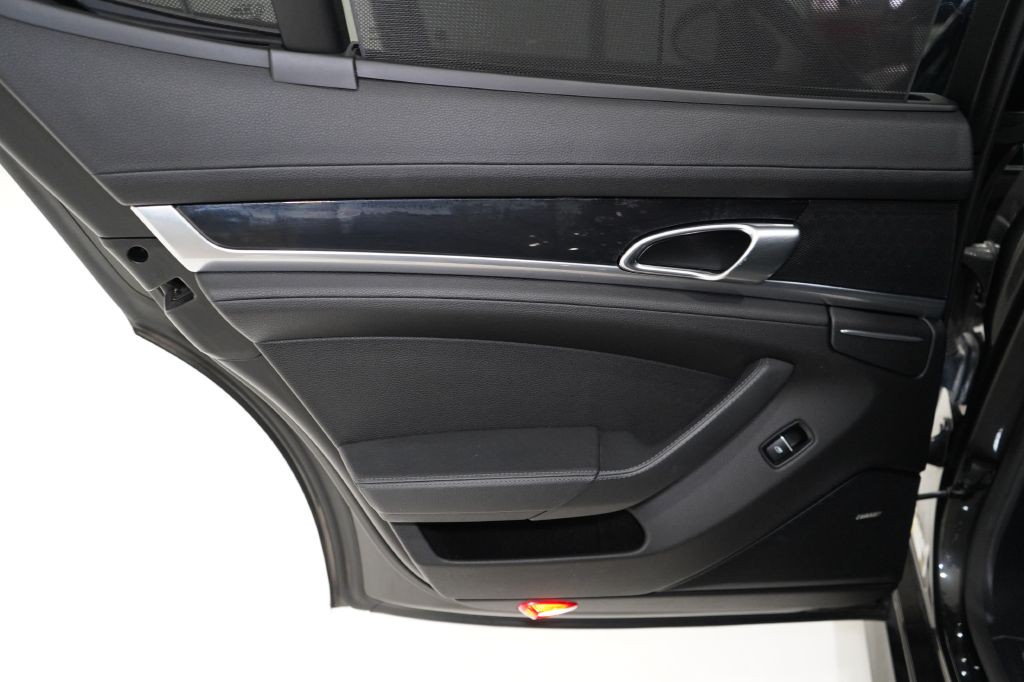 2015 Porsche Panamera Image 16