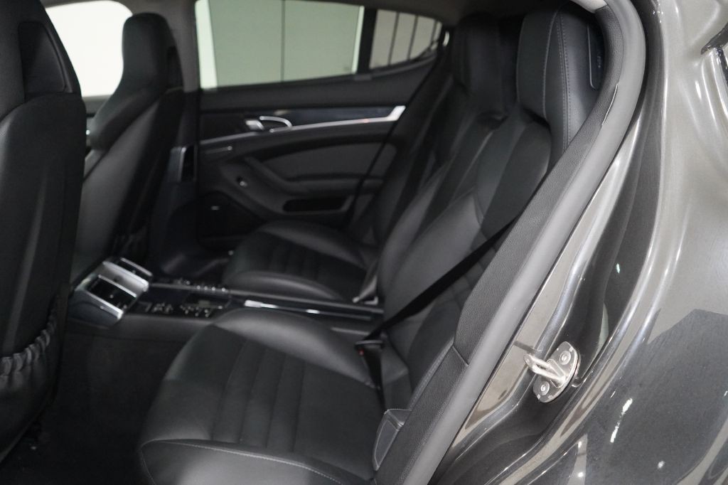 2015 Porsche Panamera Image 17