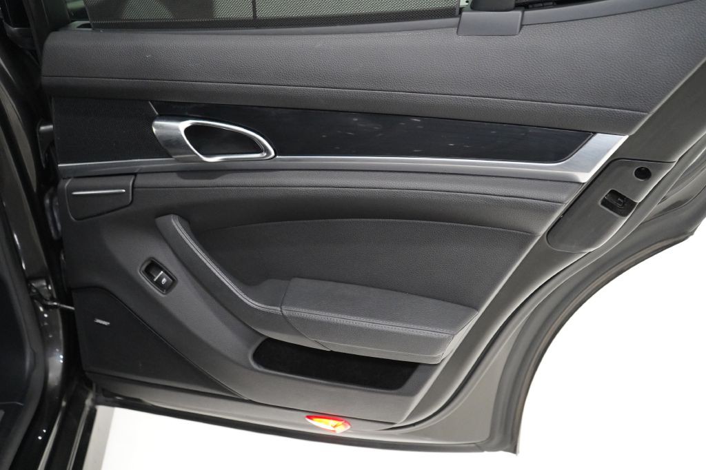 2015 Porsche Panamera Image 19