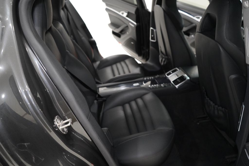 2015 Porsche Panamera Image 20