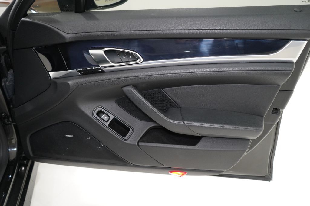 2015 Porsche Panamera Image 21