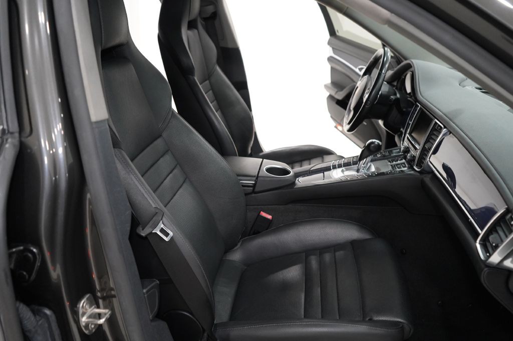 2015 Porsche Panamera Image 22