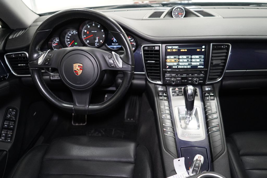 2015 Porsche Panamera Image 24
