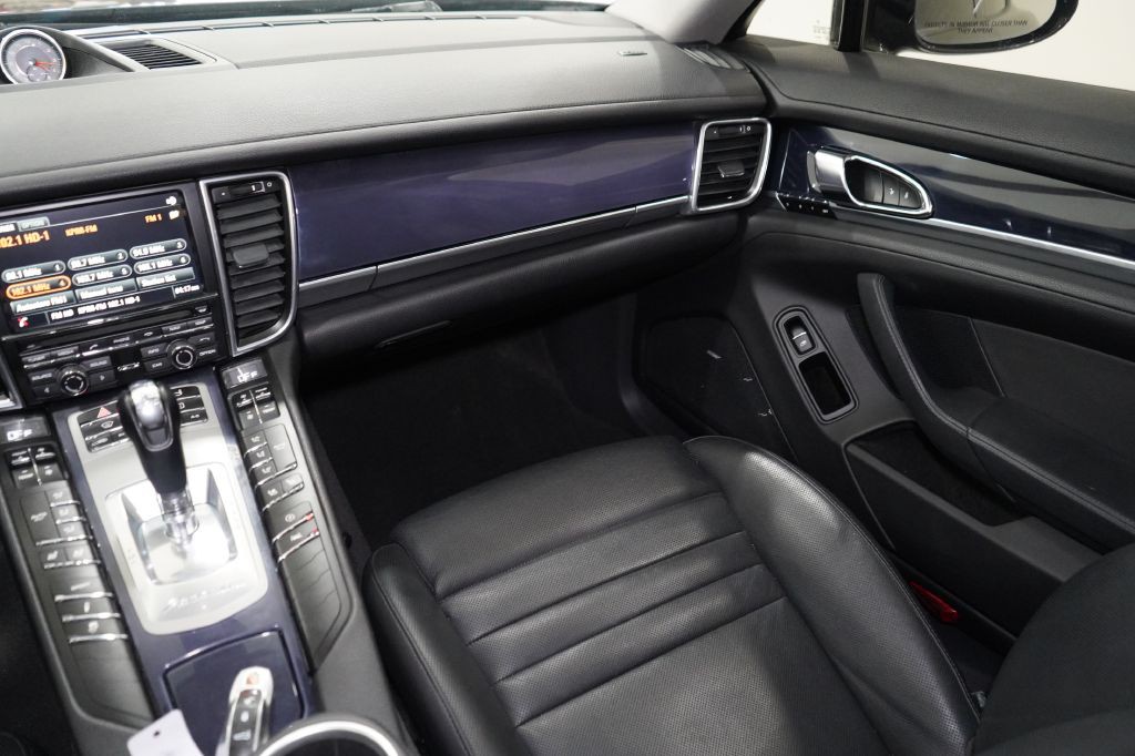 2015 Porsche Panamera Image 25