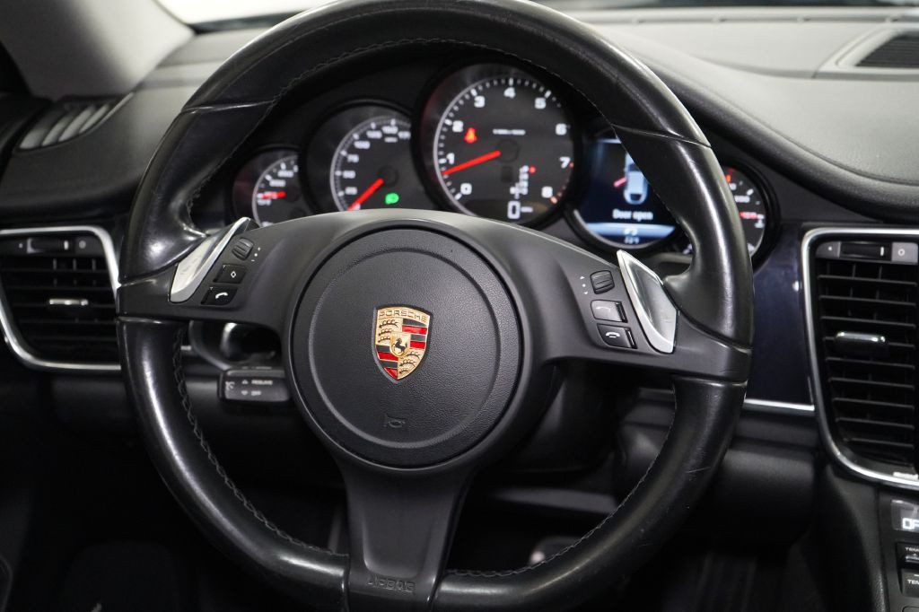 2015 Porsche Panamera Image 26
