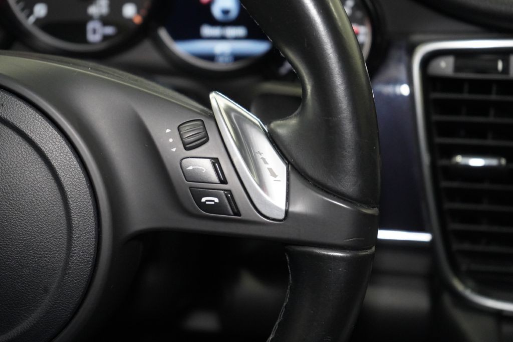 2015 Porsche Panamera Image 28