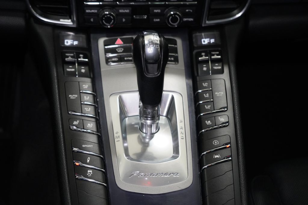 2015 Porsche Panamera Image 30