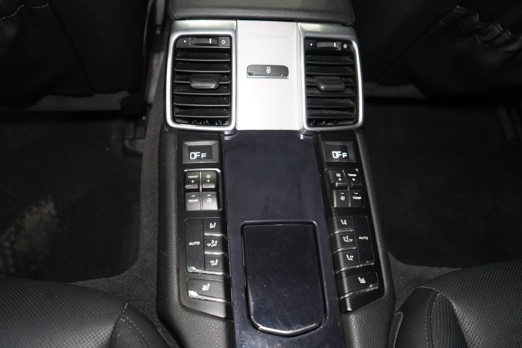 2015 Porsche Panamera Image 32