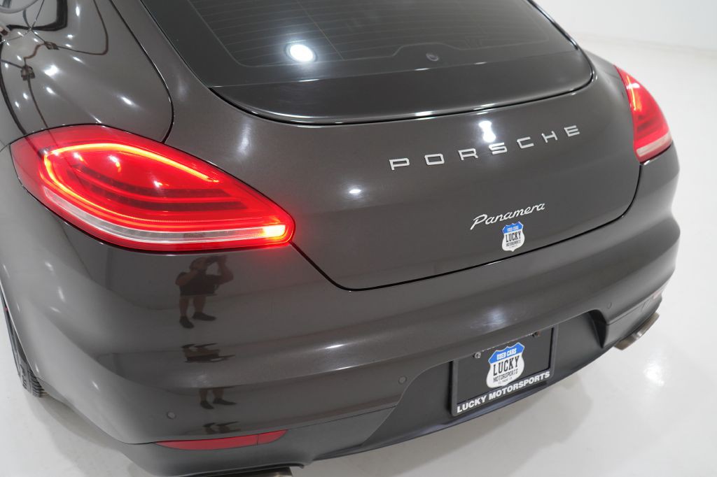 2015 Porsche Panamera Image 37