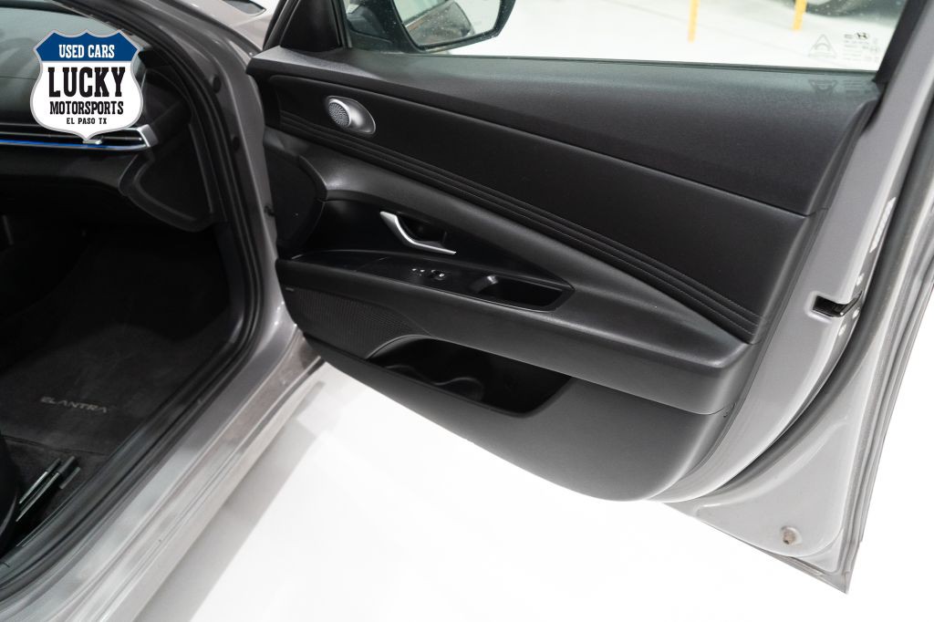 2022 Hyundai Elantra Image 13