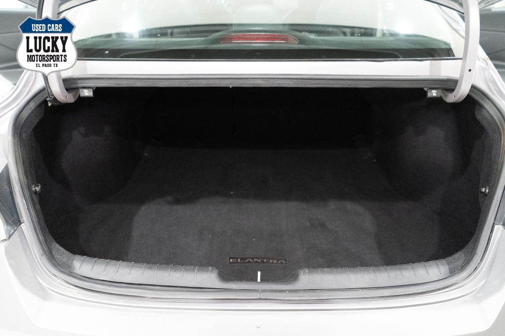 2022 Hyundai Elantra Image 17