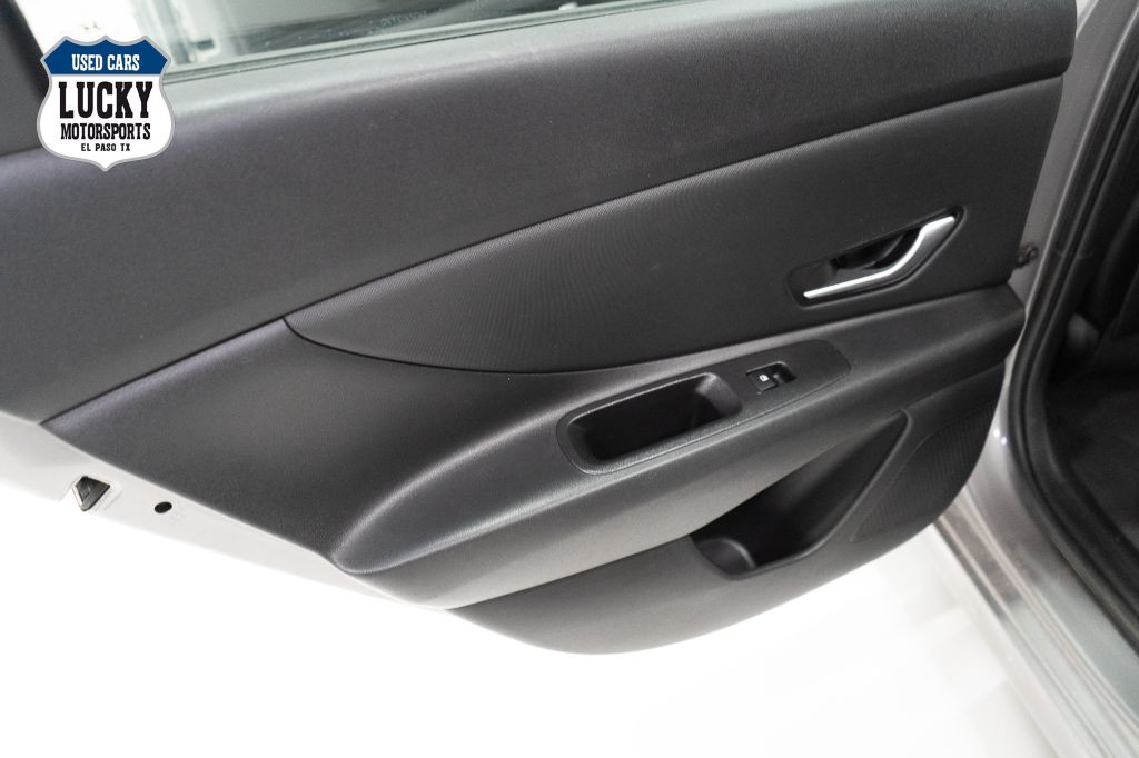 2022 Hyundai Elantra Image 19