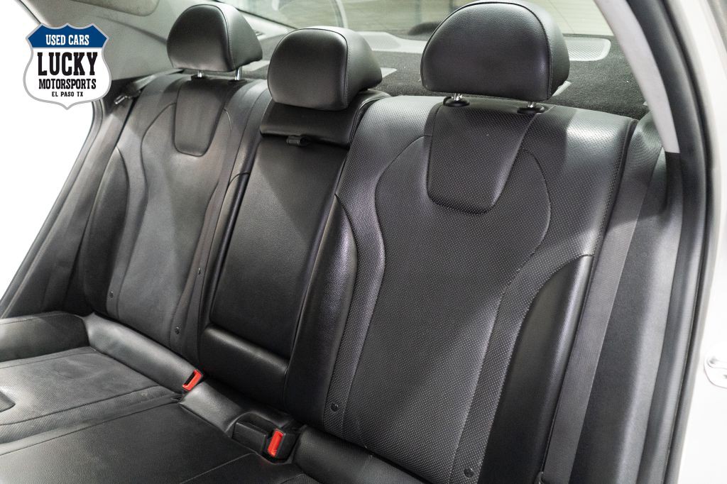 2022 Hyundai Elantra Image 32