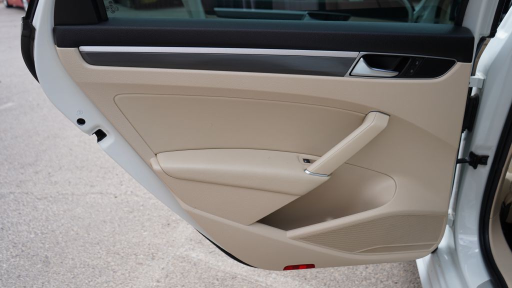 2017 Volkswagen Passat Image 17
