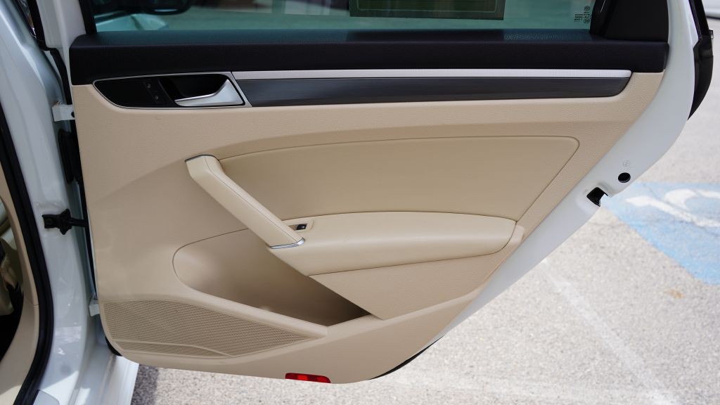 2017 Volkswagen Passat Image 20